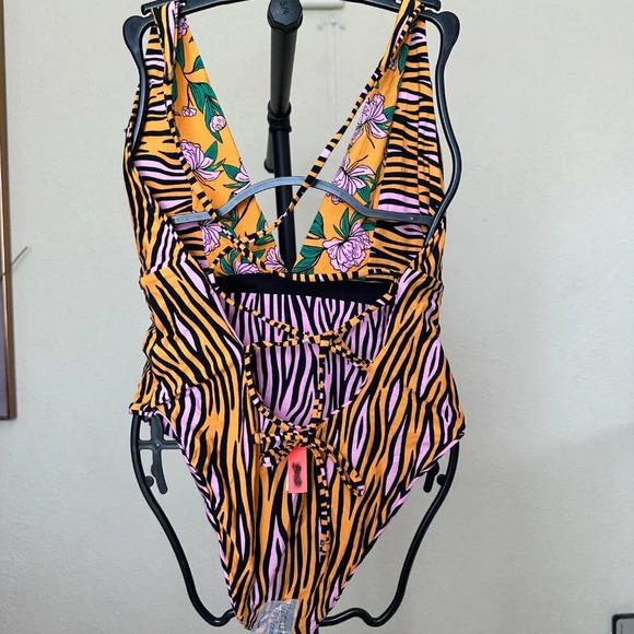 Maaji Fierce Flow One apiece Swimsuit NWOT Size M $154 - Picture 13 of 15